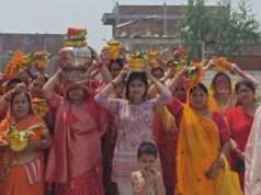 गाजे-बाजे के साथ निकली भव्य कलश यात्रा, मंदिर में गूंजे जयकारे