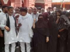 तीन दिन से बिजली गुल, पानी संकट से परेशान लोगों का कलेक्ट्रेट पर प्रदर्शन