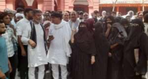 तीन दिन से बिजली गुल, पानी संकट से परेशान लोगों का कलेक्ट्रेट पर प्रदर्शन