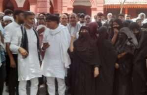 तीन दिन से बिजली गुल, पानी संकट से परेशान लोगों का कलेक्ट्रेट पर प्रदर्शन