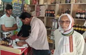 मिलावटखोरों पर नकेल कसने को शोहरतगढ़ में किराना दुकान व आइसक्रीम फैक्ट्री पर छापा