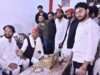 सपा विचारधारा के सच्चे सिपाही के घर पहुंचे अखिलेश यादव तो घर वालों का खुशी का ठिकाना न रहा