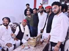 सपा विचारधारा के सच्चे सिपाही के घर पहुंचे अखिलेश यादव तो घर वालों का खुशी का ठिकाना न रहा