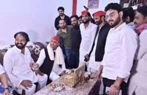 सपा विचारधारा के सच्चे सिपाही के घर पहुंचे अखिलेश यादव तो घर वालों का खुशी का ठिकाना न रहा