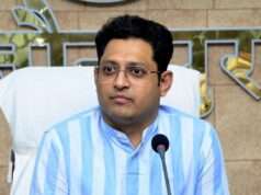 डीएम सैमुअल पॉल की मिसालरू काफिले से एस्कॉर्ट हटाकर जौनपुर को दिया ईंधन बचत का संदेश