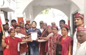 दुल्हा हत्याकांड में निषाद पार्टी का प्रदर्शन, डीएम और एसपी को सौंपा ज्ञापन