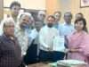 लाइसेंस शुल्क के विरोध में नगर निगम में प्रदर्शन, नगर आयुक्त को सौंपा ज्ञापन