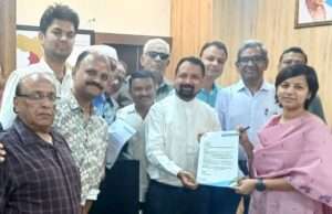 लाइसेंस शुल्क के विरोध में नगर निगम में प्रदर्शन, नगर आयुक्त को सौंपा ज्ञापन