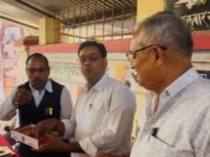 खागा विधायक के मंत्री बनने पर वकीलों ने बांटे लड्डू, जताई खुशी