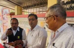 खागा विधायक के मंत्री बनने पर वकीलों ने बांटे लड्डू, जताई खुशी