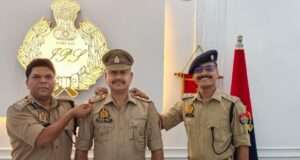 जौनपुर पुलिस में पीपिंग सेरेमनी:उपनिरीक्षक त्रिवेणी सिंह निरीक्षक पद पर पदोन्नत, एसएसपी ने पहनाए बैज