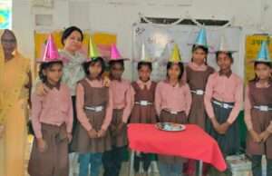 विद्यालय में धूमधाम से मनाया गया छात्रा खुशबू का जन्मदिन