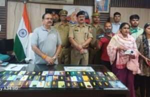 खोए मोबाइल पाकर खिल उठे चेहरे, जीआरपी ने लौटाई खुशियां