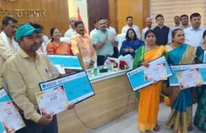 गोरखपुर में शिक्षामित्र सम्मान समारोह का सजीव प्रसारण, बढ़े मानदेय के प्रमाण पत्र वितरित