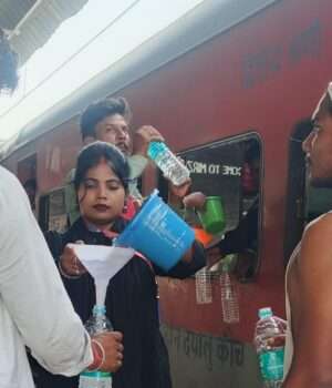 रेलवे स्टेशन पर मानवाधिकार संगठन ने लगाया नि:शुल्क प्याऊ कैंप