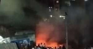 रात के समय कूड़े के गड्ढे में लगी भीषण आग