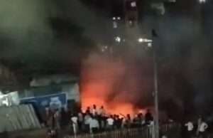 रात के समय कूड़े के गड्ढे में लगी भीषण आग