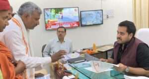 रवि चौबे ने डीएम को सौंपा ज्ञापन