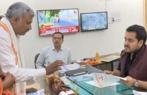 रवि चौबे ने डीएम को सौंपा ज्ञापन
