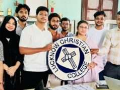 शारिक ने सहपाठियों के साथ भेंट किया हेड ऑफ द कॉमर्स डिपार्टमेंट को कालीन
