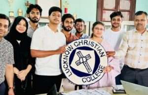 शारिक ने सहपाठियों के साथ भेंट किया हेड ऑफ द कॉमर्स डिपार्टमेंट को कालीन