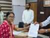 नवचयनित शिक्षकों में डीएम ने वितरित किया नियुक्ति पत्र
