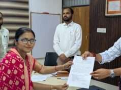 नवचयनित शिक्षकों में डीएम ने वितरित किया नियुक्ति पत्र