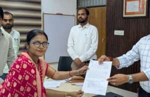 नवचयनित शिक्षकों में डीएम ने वितरित किया नियुक्ति पत्र