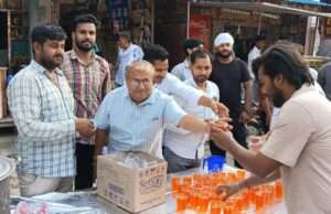 पूर्व जिला पंचायत सदस्य की प्रथम पुण्यतिथि पर शरबत वितरण का हुआ आयोजन
