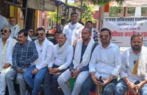 औरैया में राजस्व अधिवक्ता एसोसिएशन का धरना 20 वें दिन भी जारी,व्यापार मंडल ने दिया पूर्ण समर्थन