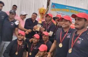 आरपी डब्ल्यू वारियर ने किया ट्राफी पर कब्जा