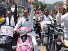 अपनी दुकानों को बंद कर दवा विक्रेताओं ने किया प्रदर्शन