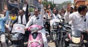 अपनी दुकानों को बंद कर दवा विक्रेताओं ने किया प्रदर्शन