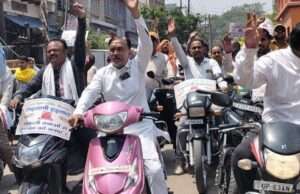 अपनी दुकानों को बंद कर दवा विक्रेताओं ने किया प्रदर्शन