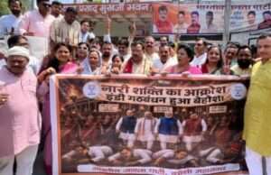 बंगाल में भाजपा की ऐतिहासिक जीत पर झांसी में जश्न, कार्यकर्ताओं ने बांटी मिठाइयां