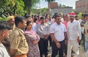 डीएम के निर्देश पर बुद्ध नगरी में 530 वर्ग मीटर चकमार्ग से हटाया अवैध कब्जा, संपन्न लोगों पर कार्रवाई