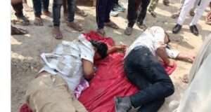 कुत्ते को बचाने के चक्कर में गिरे दो युवक घायल पीछे से आ रही कार ने मारी टक्कर