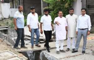 डीएम ने किया निर्माणाधीन नाले का निरीक्षण, बरसात से पहले कार्य पूर्ण करने के सख्त निर्देश