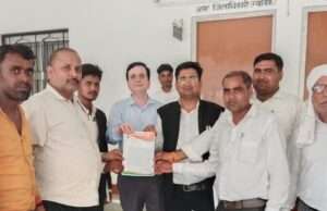 पूर्व सांसद प्रत्याशी युगल किशोर शुक्ल एडवोकेट ने लौकहवा डिप पर पुल बनाने हेतु मुख्यमंत्री के नाम सौंपा ज्ञापन