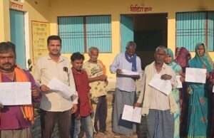 डीएम के निर्देशन में ग्राम पंचायतों में बांटी गई परिवार रजिस्टर नकल की प्रतियां