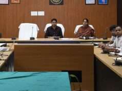 वृक्षारोपण अभियान को जन आंदोलन बनाएं, जिलाधिकारी ने कलेक्ट्रेट में की समीक्षा बैठक
