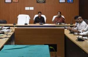वृक्षारोपण अभियान को जन आंदोलन बनाएं, जिलाधिकारी ने कलेक्ट्रेट में की समीक्षा बैठक