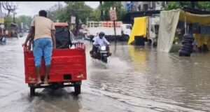 पडरौना में जलभराव से जनजीवन प्रभावित: अंडरपास में फंसी कार, राहगीर बेहाल