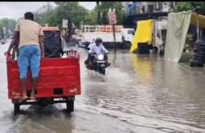 पडरौना में जलभराव से जनजीवन प्रभावित: अंडरपास में फंसी कार, राहगीर बेहाल