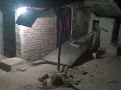 दुकान पर सो रहे युवक पर जेसीबी से जानलेवा हमले का आरोप, बाल-बाल बची जान