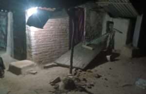 दुकान पर सो रहे युवक पर जेसीबी से जानलेवा हमले का आरोप, बाल-बाल बची जान