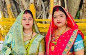 पति की लंबी आयु के लिए सुहागिन महिलाओं ने की बरगद के पेड़ की पूजा अर्चना