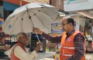हीटवेव से बचाव के लिए रेडक्रॉस ने ठेला व सब्जी विक्रेताओं को बांटे छाते