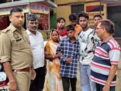 शीतला धाम दर्शन को आया लापता किशोर को समाजसेवी ने परिजनों से मिलाया