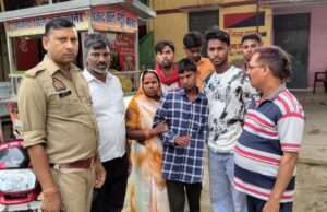शीतला धाम दर्शन को आया लापता किशोर को समाजसेवी ने परिजनों से मिलाया